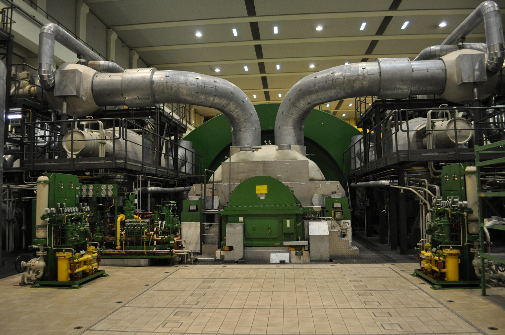 Ein mehrstufiges Turbinensystem treibt den Generator des Kraftwerkes an. Allein die Hochdruckturbine erbringt 40% der Leistung.