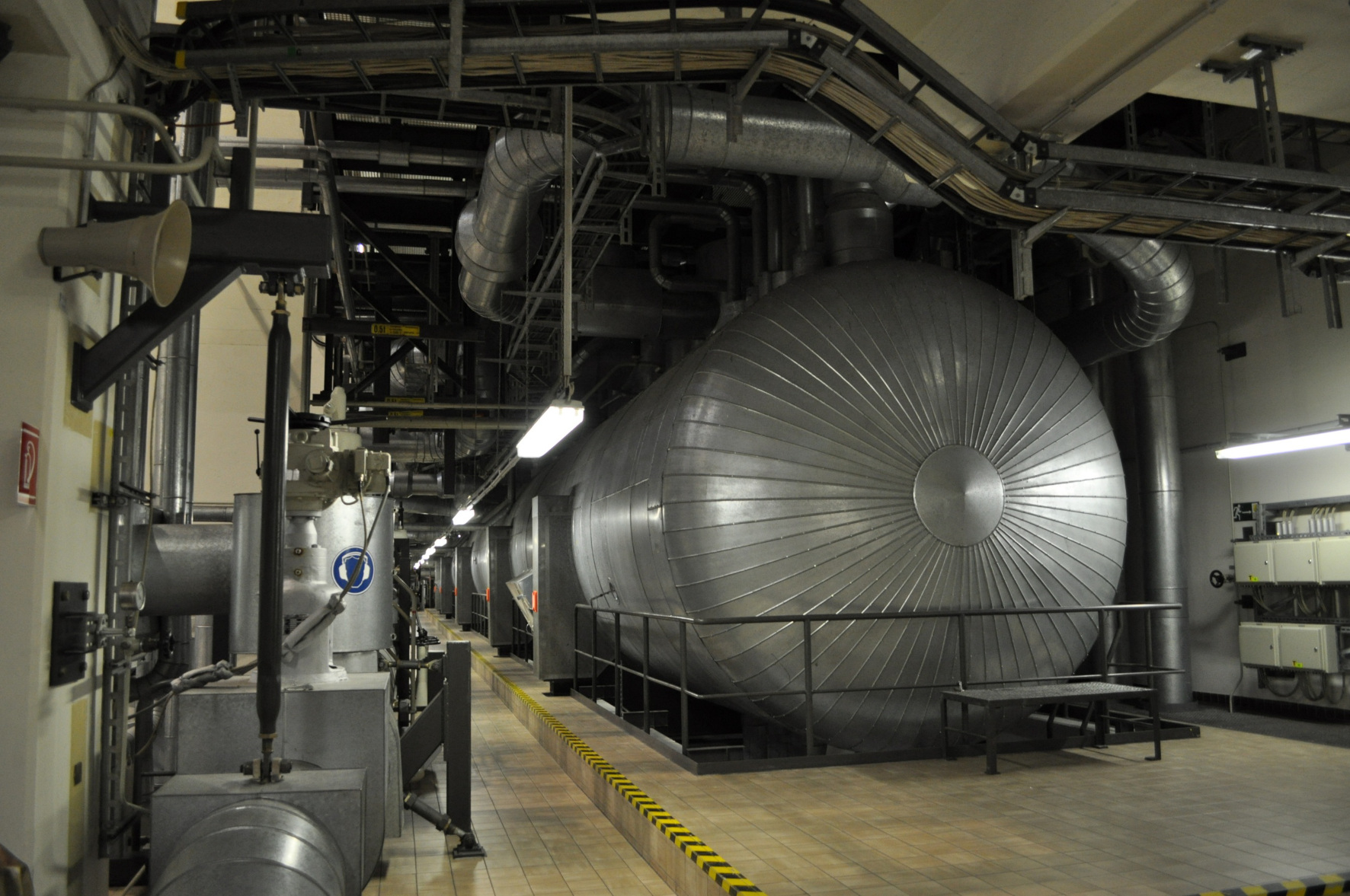 Das Kühlsystem erzeugt aus der Reaktorabwärme den Dampf für den Antrieb der Turbinen und schützt den Reaktor selbst vor Überhitzung. Die Kühlung ist wie alle wichtigen Teile des Kraftwerkes redundant ausgelegt.