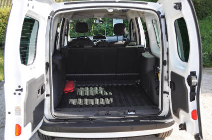 Der Laderaum des Kangoo Z.E. ist nahezu ebenso geräumig wie der beim vergleichbaren Modell mit Verbrennungsantrieb. Das liegt an der raumsparenden Platzierung der Batterie unterhalb des Fahrzeuges.