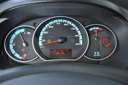 Die Restreichweite wird mit 84 km angegeben. Wesentlich wichtiger ist allerdings die Anzeige des Ladezustandes, der noch deutlich über 75% liegt. Die kalkulierte Restreichweite hängt maßgeblich von der Fahrweise, der Zuladung und der Streckenführung ab. Der Ladestand sollte dagegen nicht in den roten Bereich absinken.