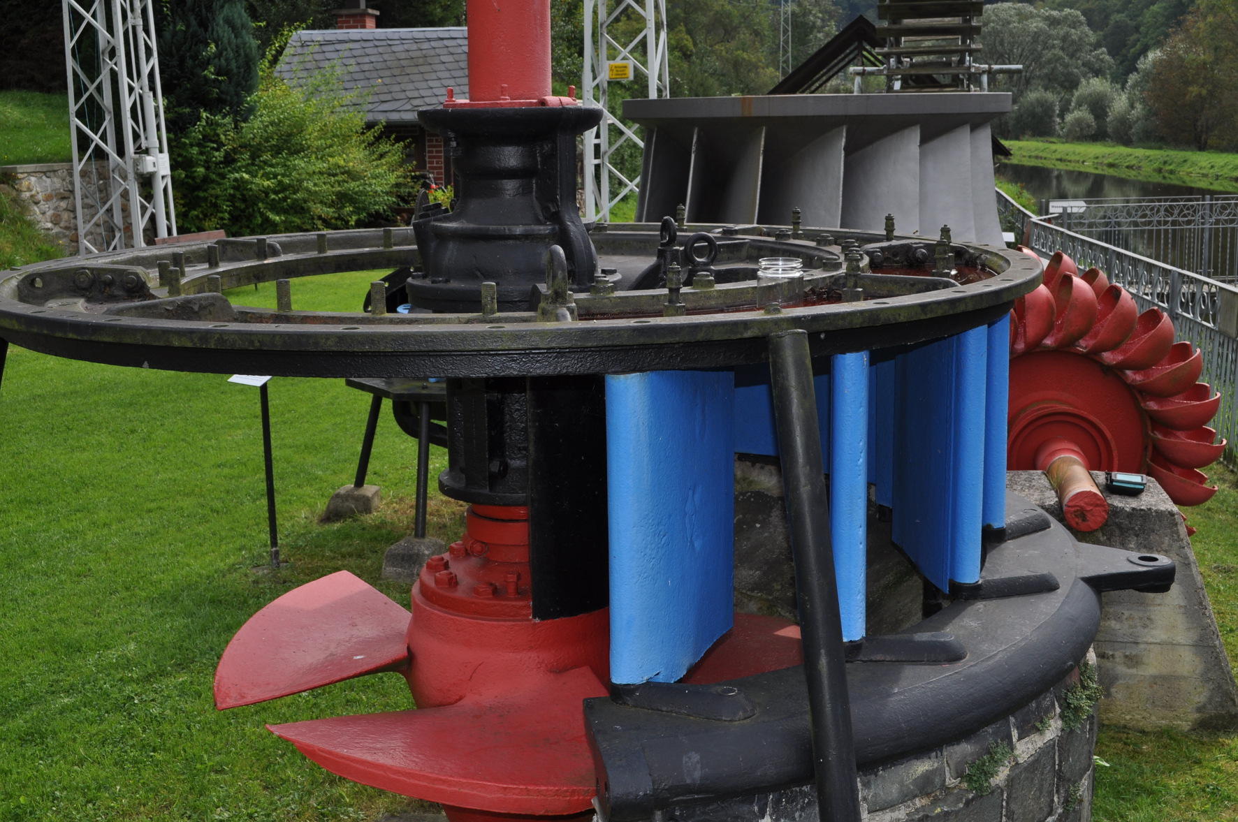 Der Leitapparat der Kaplan-Turbine etwas näher dargestellt: Ein Umlaufender Kranz ist mit allen Flügeln des Leitapparates verbunden. Die Drehung dieses Kranzes wirkt auf alle Flügel also gleichermaßen und reguliert die Wasserbeaufschlagung. Das Foto zeigt ein Exponat des VEAG-Wasserkraftmuseums Ziegenrück/Thüringen