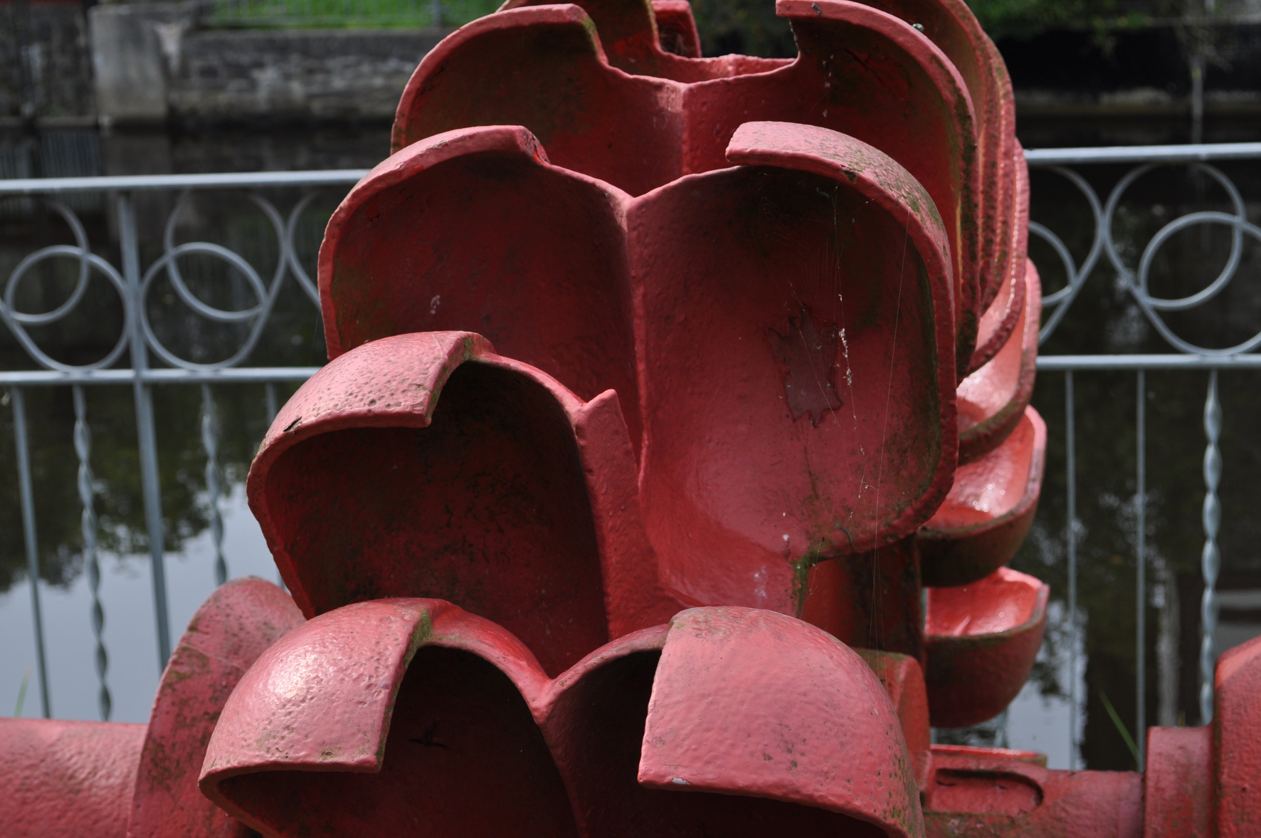 Das Exponat des VEAG Wasserkraftmuseums Ziegenrück/Thüringen ist zwar beschädigt, zeigt aber sehr anschaulich den Aufbau des Schaufelrades einer Pelton-Turbine.
