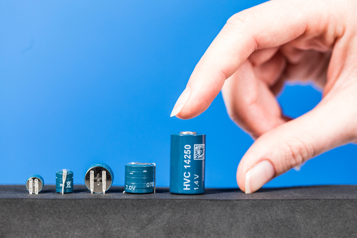 Mit den PowerCaps kommt ein leistungsstarker Hybrid-Speicher auf den Markt, der die Vorteile von Akku und Kondensator vereint.  © Foto Fraunhofer IPA/Rainer Bez