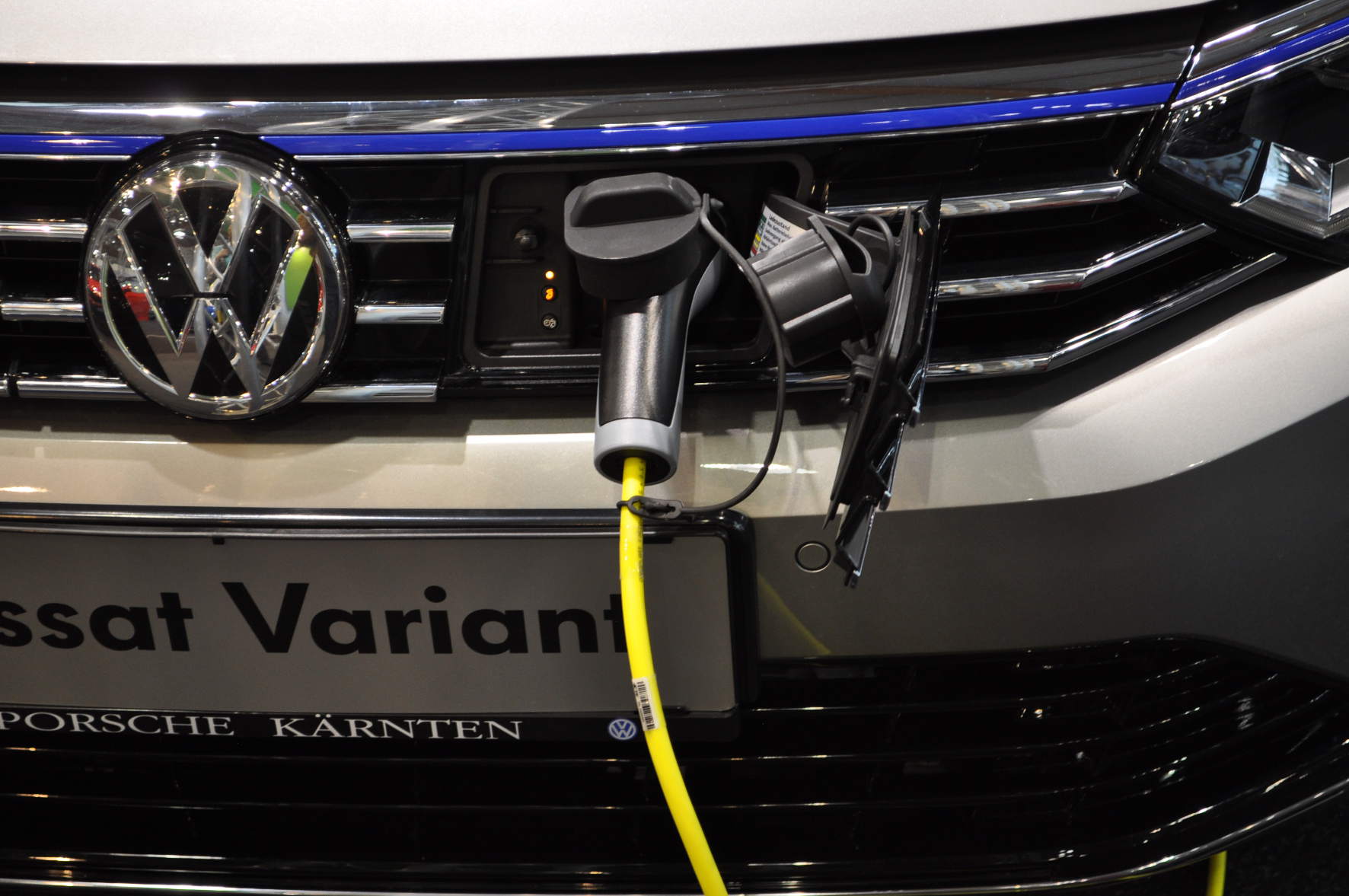 Kinderleichter Zugang zum Ladeanschluss des Passat in der Frontblende