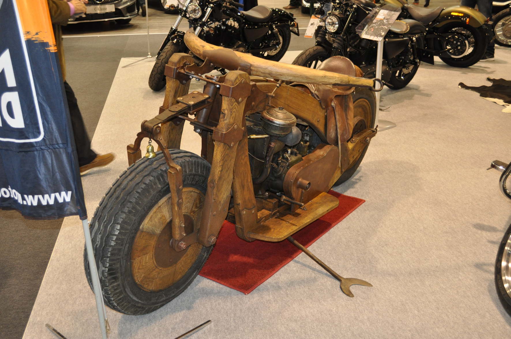 Ein Hingucker neben all den Neuheiten: Das „Wood-Bike“ auf dem Harley Davidson-Stand.