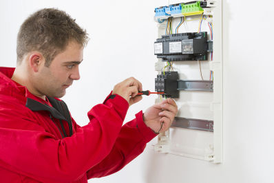 Handwerkers Liebling: Die neuen Bus-Verteiler sparen Platz, Zeit und Kosten. Bild: © S. Siedle & Söhne