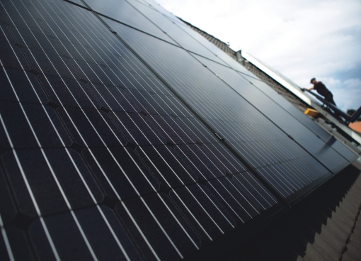Mehr als 70% des jährlichen Strombedarfs können private Haushalte über das eigene Sonnenkraftwerk auf dem Dach abdecken und so ihre ganz persönliche Energiewende einläuten. Foto: Conergy
