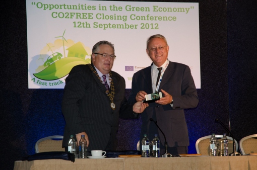 Bürgermeister von Donegal Frank McBrearty (li.) und Herr Michel Lamblin, Direktor des INTERREG IVC Programms, eröffnen die Konferenz. (©Lebensland/Rosic) 