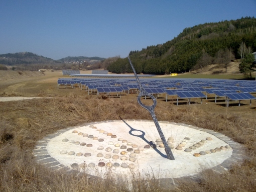 Sonnenuhr im Photovoltaikkraftwerk bei St. Veit/Glan (©Lebensland/Rosic)