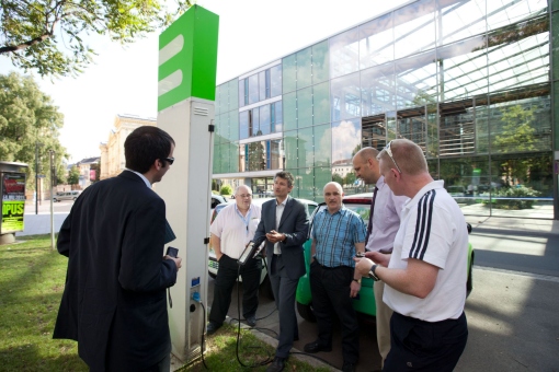 CO2Free Projektpartner auf Besuch in Klagenfurt: Dražen Rosič (3.vl.) und Gerald Miklin (2.v.r.) von Lebensland Kärnten erklären den Ladevorgang bei den Lebensland-Ladestationen (©Lebensland/Just) 
