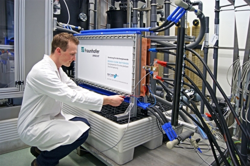 Große und leistungsfähige Redox-Flow-Batterie Foto: Fraunhofer UMSICHT