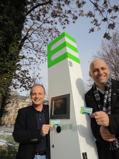 Dr. Albert Kreiner (li.) und Gerald Miklin mit der ersten intelligenten Ladestation von Lebensland Kärnten in Klagenfurt. Foto: Lebensland Kärnten